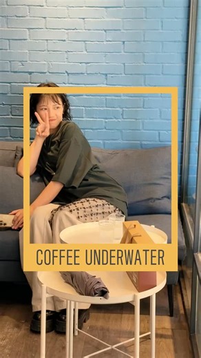 AD Cafe｜咖啡知識☕️店家推薦📸 on Instagram: "【Coffee Underwater】 🏆 2024 台灣咖啡師冠軍咖啡廳 創辦人 Eric 來自調酒背景，將調酒概念融入咖啡，如 mocktails，以及融茶、氣泡於咖啡的創意飲品，讓選單有趣、突破咖啡的單一想像！ 店內主色採用靛藍與深藍調，牆面、水波裝飾與店名「Underwater」呼應，打造出彷彿置身海洋般的靜謐氛圍。空間雖然外觀看似北歐簡約，但實際進入後却充滿沈靜張力，深木色桌椅搭配黑色鐵件與皮革細節，既有設計感又不失溫暖，店內提供吧台高腳座與舒適沙發、長木桌等安排，適合一人靜享、閱讀或工作👓而且空間比外觀感覺還要寬敞。 --- ☕ 煦-LUMINOUS NT$220｜使用虎金配方濃縮咖啡、紅玉紅茶，並加入帶有熱帶水果調性的自製糖漿。喝起來像酸酸甜甜的白巧克力顆粒，同時具有厚實的口感。綜合了蘭姆酒、紅玉紅茶和椰漿的豐富層次！ ☕ 緋菊-RED KIKU NT$220｜以帶有水果調性的日曬衣索比亞 SOE 濃縮咖啡為基底，結合菊花烏龍、咖啡果乾液及花蜜。輔以菊花與