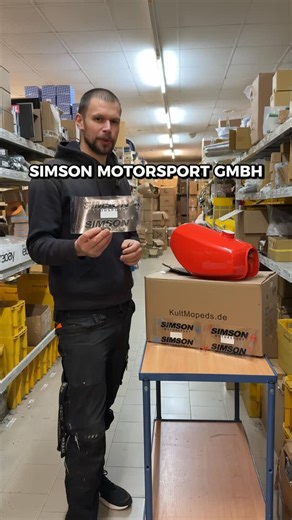 KultMopeds.de on Instagram: "🚀 So bringst du das legendäre Simson Motorsport Design auf deinen Tank – ohne Blasen und Frust! Kennst du das auch? Du hast den perfekten Aufkleber, aber beim Anbringen auf deinen Tank bilden sich Luftblasen oder der Look sitzt einfach nicht richtig? Genau das vermeiden wir! In unserem neuen Video zeigen wir dir Schritt für Schritt, wie du die originalen Simson Motorsport Werksmaschinen-Designs sauber und präzise auf deinen Tank bringst – von der sorgsamen Vorbereit