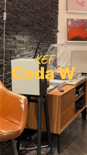KEF Coda W är en aktiv högtalare som samlar allt man behöver i ett elegant paket och gör riktigt bra ljud enkelt att leva med. Här får du modern anslutning, smart teknologi och det typiska KEF-fokuset på klarhet och precision. Utrustad med HDMI ARC för smidig TV-koppling, inbyggt RIAA-steg för vinylspelaren och Bluetooth 5.4 med aptX Lossless för trådlös lyssning utan kompromisser. En liten allt-i-ett-lösning som låter större än den ser ut. | Reference Audio