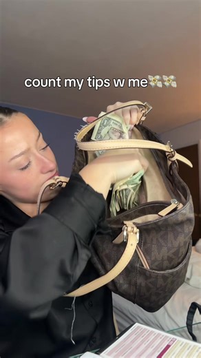 i emptied it dw lol but count my tips w me as a waitress on a sunday night #fyp #waitressproblems #waitresstok #waitresslife #hayjessayyy