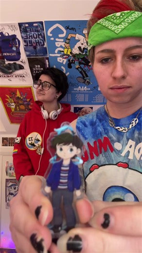 I am the legal owner of the bmc fandom bc I said so, hello be more chill pitiful children pls take these crumbs I feed you !! #expensiveheadphones #bemorechill #bemorechillcosplay #bemorechillmusical #michaelmell I am rich goranski he is me