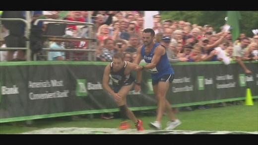 Runner holds up collapsing competitor to cross 10K finish line