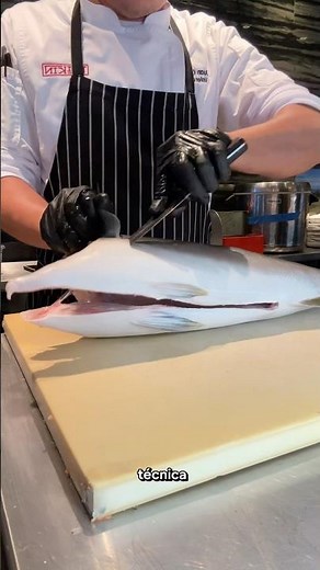 “Cómo filetear un hamachi fresco entero 🐟 | Técnica de sushi profesional”