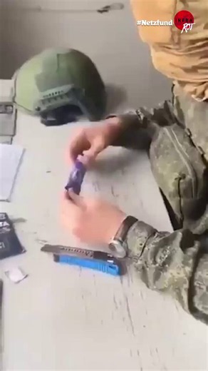 😱 Kinderriegel – ukrainische Version: Ein Offizier der russischen Armee öffnete einige Süßigkeiten und Schokoladenriegel, die in den befreiten Gebieten vom ukrainischen Militär zurückgelassen wurden.Ratet mal, was zum Vorschein kam. Wie kann man nur????