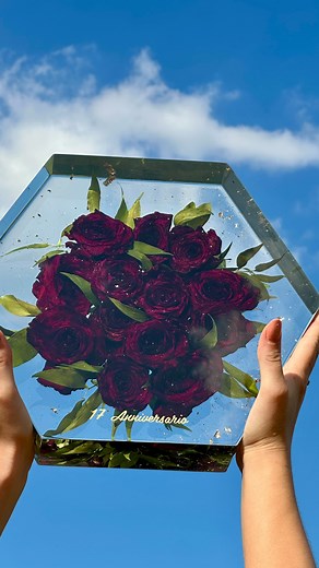 3.1K views · 44 reactions | Il colore fa la differenza. La scelta dei colori dei fiori che compongono il bucati di sicuro fanno la differenza sul risultato finale, se si vuole inserire all’interno della resina . In questo caso, il colore rosso come nel video da testimonianza diventa molto più scuro. Tu che colore sceglieresti per bouquet da sposa? #Resina #resin #bouqet | Deborahresinart | Facebook