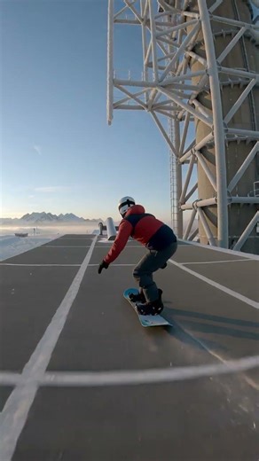 눈 덮인 폐쇄된 로켓 발사대 스노우보드 런 (Snow-covered abandoned rocket launch pad snowboard run)