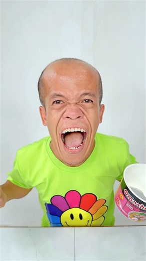 Girl ate his Noodles without opening the package 🍜😂