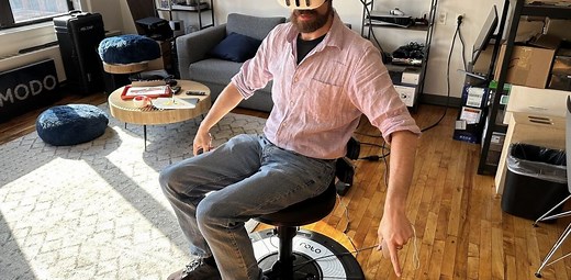 Meta Quest 3と連動して動くVRチェア。乗り物酔いしやすい人には鬼門