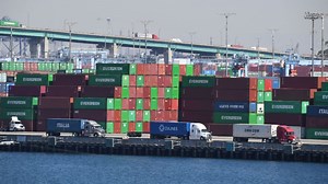 Ante los retrasos en la cadena de circulación de productos, los puertos de Los Ángeles y Long Beach, en California, empezarán a operar las 24 horas del día y lo siete días de la semana. | Univision Noticias