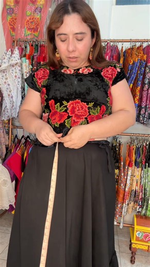 Te enseñamos q como tomarte las medidas para los ajustes de tus prendas artesanales. El Baúl de Victoria WhatsApp 971 116 2860 | El Baúl de Victoria