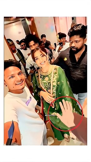 She hiddeb ring but not hand holding chaitanya ..#bollywood #trending #shorts #viral