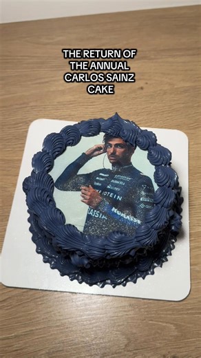 he’s backkkkk!!! #carlossainz #f1cake