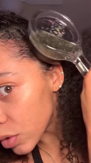 Simple Tech Finds | Amazon Finds on Instagram: "💆‍♂️ If you use hair oils but hate the mess — this solves it. Applies oil directly to the scalp and massages at the same time #amazonfinds Get yours below👇🏽 💬 Want the link? Follow us and comment "HAIR" 🔗 Full details about the product and link in Bio! #hairoil #hairoils"