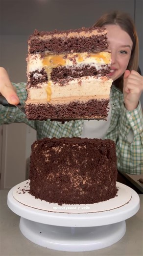 Yuliia on Instagram: "Виходить що це мій перший шоколадно-банановий торт 🤩 і ще з солоною карамеллю 👌🏻 #щоколаднийторт #торт #бісквіт #ганаш #карамель #банан #мус"