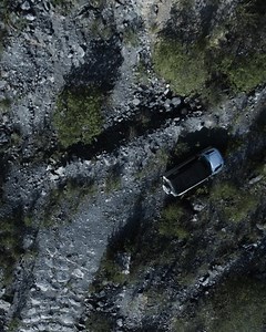 Der neue Defender schafft, was keiner schafft. Die Ikone ist zurück und ab sofort auch bei Ihrem Land Rover Partner zu erleben. Jetzt Probefahrt vereinbaren: bit.ly/NeuenDefenderTesten | Range Rover