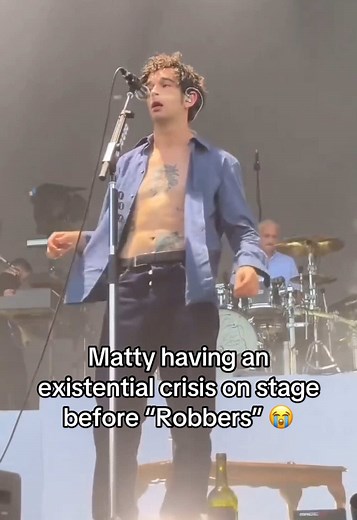 The 1975 Live Performance of 'Robbers' Insights