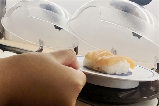 【知って楽しい雑学】回転寿司のレーンで右回りが多いのはなぜ？ 意外な理由は日本人の利き手・利き目に | 週刊女性PRIME