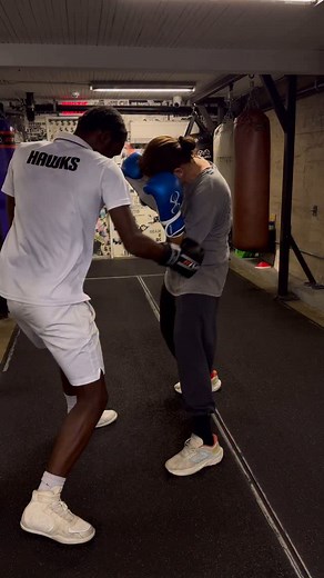 Bully the bully 😈 Inside work is very different than being on the outside. Looking to learn more ? Join my online Blueprint program by accessing the link in my bio 🧠 | Coach Sam Boxing