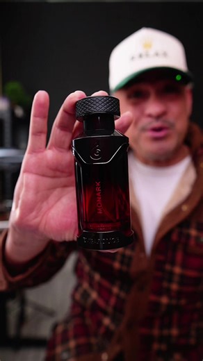 Perfume Embarouge Monark (Monarch Edition) EDP 100ml unisex. Salida rica en madera ahumada y especias cálidas, corazón vainilla cremosa y cacao, base tonka, frutas secas y madera profunda. Aroma gourmand opulento y duradero con toque masculino sofisticado. Frasco rojo premium con detalles dorados para presencia irresistible. #PerfumeMonark #Embarouge #AromaGourmand #TikTokShop #FraganciaLujo