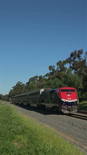 Metrolink 1661 and amtrak 566 meet with a phase 7 p42 leader