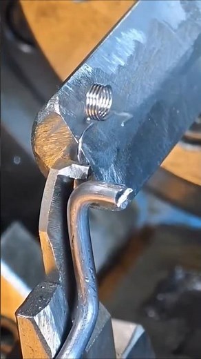 Precision Clip Spring Making, Wound and Cut in One Smooth Process #springforming #springmachine