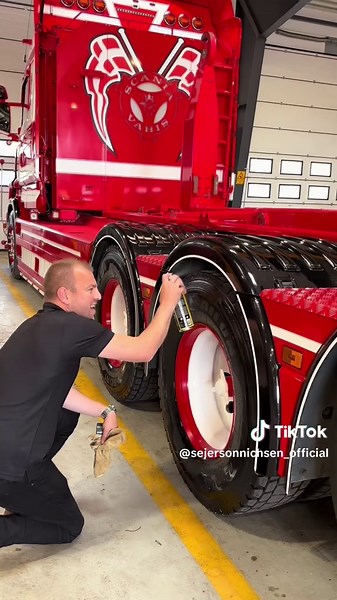 Kliplev Mærken del 1/3 Årets måske travleste dag for værksted og vaskefolk på Egelund 39 🤟🏽 #sejerogsønnichsen🚨 #aabenraa #kliplevmærken #kliplevtruckshow #scaniav8 #sejerogsønnichsen_official