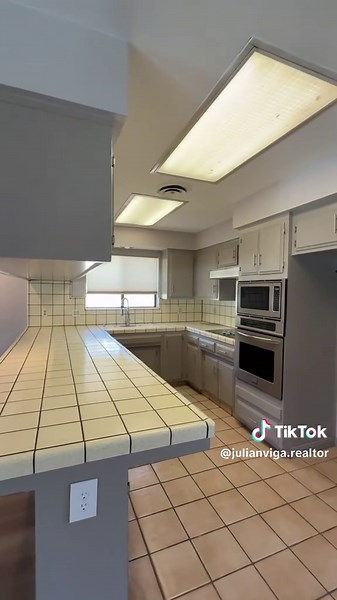 You could own this home with around ≈ $17,000 down! 💰 • 3 Bed | 2 Bath 🛏️🛁 • 1,806 sq. ft. 📐 • 10,454 sq. ft. Corner Lot 🌳 • Private Pool 🏊‍♂️ • Spacious Backyard & Great Curb Appeal ✨ 📲 Call or text me: 661-766-5760 🌐 julianvigarealtor.com/contact Marketed by: Julian Viga 🪪 DRE 02248974 | 661-766-5760 Elite, Realtors® | DRE 02113942 #bakersfieldhomes #bakersfieldrealtor #realtorinbakersfield #kerncountyhomesforsale #bakersfieldhomesforsale Courtesy: Young Trieu