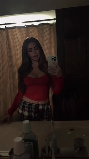 hannahsimone (@hannahsimoneg)’s videos with we are the people - ‍r7ptor