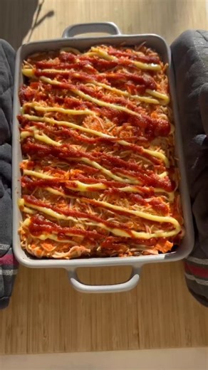 Aila Lin | Easy Chinese Recipes on Instagram: "Spicy salmon sushi bake, It’s so good and easily a crowd pleaser! Your family is going to love it! Ingredients 1/2 lb salmon 6–7 sticks imitation crab, chopped Mayonnaise, to taste Cream cheese, to taste Soy sauce Sriracha, to taste Base Cooked white rice Seasoned seaweed (furikake-style or crushed seasoned nori) For serving Extra nori sheets Instructions: Bake salmon (1 lb) Season with salt, pepper, paprika, oil. Bake 375°F, 12–15 min, then flake.