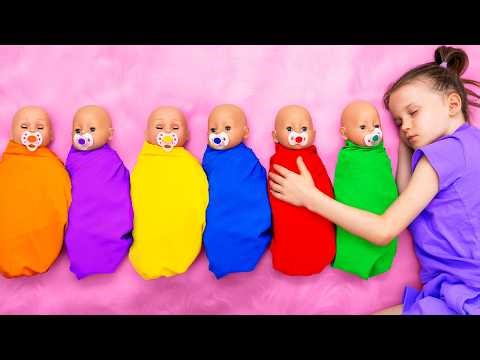 Bermain pura-pura tidur siang dengan boneka