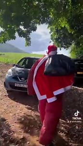 52K views · 819 reactions | When your protection dog is well train even Santa Claus can’t get into your yard! 藍藍 mo arrêter père noel 藍 Merry Christmas everyone from the Dog Training and Rehabilitation Unit family 﫶 | Mopays.com | Facebook