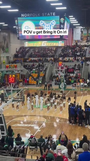 NSU cheerleaders vs Hampton U 💙💚💛 i love NSU but Hampton kinda ate dowwwn😂 #greenscreenvideo #cheerleading #nsu #hamptonuniversity #fyp