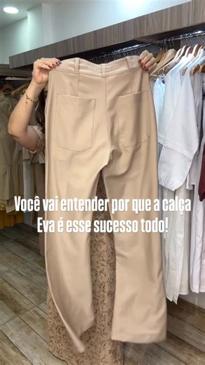 MODA FEMININA | LOJA FEMININA on Instagram: "A Calça Eva une o que toda mulher procura: estrutura que valoriza, conforto e caimento que não perde a forma. Com 70% algodão, 26% poliéster e 4% elastano, ela é sarjada e mega encorpada, toque super macio e elasticidade na medida certa — não marca, não fica transparente e não cede com o uso. Digite Eva, para receber o link. #rdvm #calcaalfaiataria #calcafeminina"