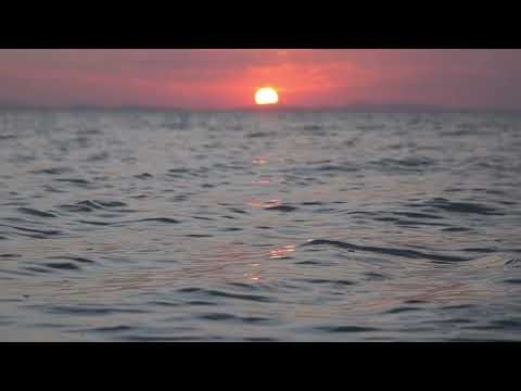 「色彩のシンフォニー｜沈黙で紡ぐ夕焼け海の4K映像」