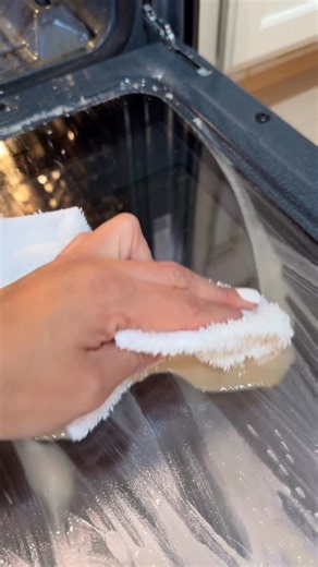 Marcela Jackson | Home & Lifestyle on Instagram: "This baking soda oven cleaning hack really works 😮‍🔥 All you need is baking soda + foil for a powerful DIY oven cleaner and it cuts through grease and grime. #OvenCleaningHack #BakingSodaHack #DIYOvenCleaning #NaturalClean #CleaningTips #CleanHome #SatisfyingClean #BeforeAndAfterCleaning"