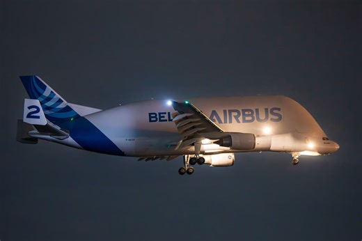 空中客车大白鲸运输机首次落地深圳！深夜实拍大白鲸落地深圳宝安国际机场，静态停场！【4K 60P】