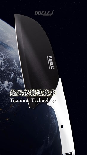 BBELL全新升级的 #黑钛鲨鱼刀 来了！ 不是小升级，是直接把全世界公认最健康的【钛】金属👉 一粒一粒打进刀身里！像是给刀穿上一层防护衣这样，让每一把刀✔ 更锋利✔ 更防锈✔ 更抗菌 . 鲨鱼刀就是来帮你解决这些切菜问题： ❌ 切菜总卡卡，一下就钝了 ❌ 用久了生锈、冒铁粉 ❌ 表面涂层掉色，用着用着还有小黑片掉下来 ❌ 切生肉又切熟肉，细菌交叉感染 ⚠️ 那些你看不到的锈铁粉和细菌，可能已经跟着饭菜吃进家人肚子里……长期下来，不只是麻烦，严重的话，真的可能影响全家人的健康！ . ✅ BBELL 黑钛鲨鱼刀哪里不一样？ 采用行业首创 【航天级镀钛 Titanium 技术】👉 把人家做太空船、飞机零件用的「钛」拿来做菜刀！不是喷漆、不是表面处理，是真正的航天钛！ 👇加上「钛」有什么好？👇 ✔超锋利持久，不是用几个月就钝， 一套刀，用几年都没问题！ ✔ 不容易藏细菌，钛是全球公认最亲生物、最干净的金属，还有抗菌功能，切给孩子老人吃，更安心 ✔ 不容易生锈、天天用，天天切也不腐蚀、不掉锈 所以这一次，鲨鱼刀全面升级： ✔ 防腐 ✔ 防锈 ✔ 抗菌 ✔ 更锋利耐用 . 🦈 一套 5