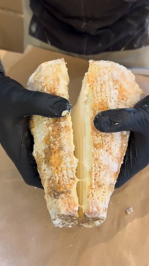 Pyramide de chèvre au lait cru – caractère XXL 🐐🔥 À la coupe, c’est un vrai choc des mondes 🌍⚡ 👉 À l’extérieur : une croûte très marquée par l’affinage ⏳, puissante, animale, presque sauvage 😈💥 Un goût très très très (vraiment très) fort, réservé aux amateurs de sensations extrêmes 🤯🧄🧦 Clairement le genre de croûte qui divise : soit on adore 💜, soit on fuit 🏃‍♂️💨 👉 Juste dessous : une fine pellicule crémeuse 🤍🫠 Un petit sas de transition tout en douceur avant d’entrer dans le cœur