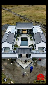 3 Shipping Containers Turned Into a Chinese-Style Courtyard House in 10 Days! I’m Stunned by This Operation 🤯 Who would have thought? 3 ordinary shipping containers Just assembled and modified on-site Became a Chinese-style courtyard house with both sky and land in 10 days! 🏭 The factory prefabricated the frame, doors, windows, water and electricity in advance 🚜 Direct hoisting and assembly on-site, no need to wait for cement to dry or lay bricks 4 bedrooms, 1 living room 1 kitchen, 1 bathroo