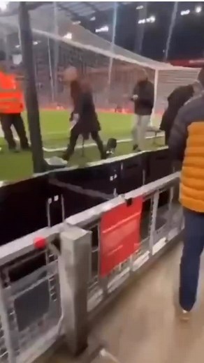 225K views · 2.8K reactions | Un aficionado del Liverpool le pide a Phil Thompson que tire las cenizas de su padre en anfield | SPORTARAGON.com | Facebook