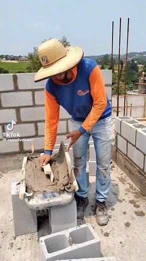 ASTUCE DE LA SEMAINE : Réalisation d'un mur droit avec une touche économique de mortier. QUESTIONS POUR LES PROS : 1. Que pensez-vous de la méthode de jointage ? 2. Quel est le nom de l'outil utilisé pour mettre à niveau les briques ? #brique #construction #maison #brique #briques #briquet #briquerouge #briquerose #BRIQUEROMA #briquesrouges #briquette #briquedo #briquedareden #briquetoulousaine #briqueteur #briquedosdemadeira #briquedaredencao #briquedelait #briquedosantigos #briquemusicmonday #