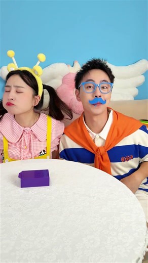 Who wants to touch the magic box👀