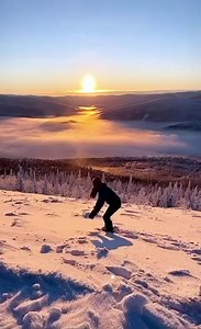 Have you ever seen what happens to hot water when thrown into freezing cold air? As the hot water rapidly cools, it loses mass to evaporation, with less mass, the liquid has to lose less heat to cool, and so it cools faster. The hot water instantly turns into ice fog with the frigid temperatures that the Yukon has been experiencing. 📸:@melcmega #VisitDawsonCity #ExploreYukon | Visit Dawson City