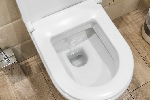 Voici votre guide rapide et ultime pour vider l'eau des toilettes sans tracas !