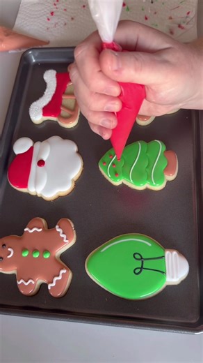 Here I’m working out the order of steps to teach a private cookie class where they picked the specific designs. I always make a practice set for my classes and then use these cookies as examples during the actual class. Cookie Cutters Gingerbread Man/Reindeer: Unknown Lightbulb: @Shellan at Cookie Cutter Lady Santa, Sleigh, Tree: @sweetpinkolive #cookiedecorating #royalicing #christmas #sugarcookies #satisfyingvideo