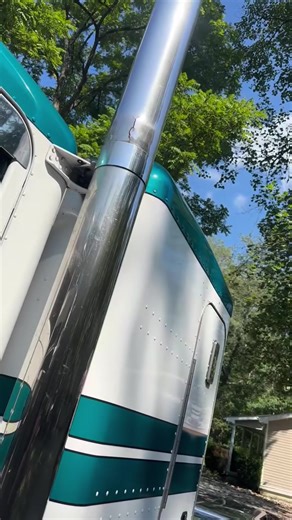 High-Quality 8” Miter-Cut Stacks for Peterbilt