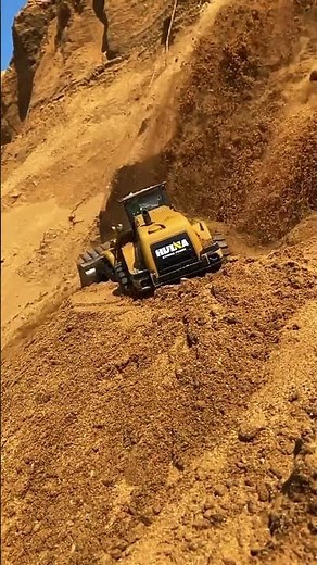 WHEEL LOADER Landslide Accident Caught on Camera!