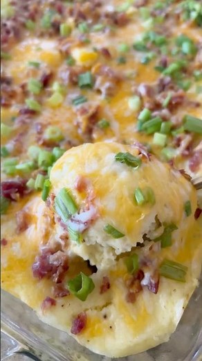 Need a last minute side dish?! Make these loaded mashed potatoes! They’re quick and easy, use