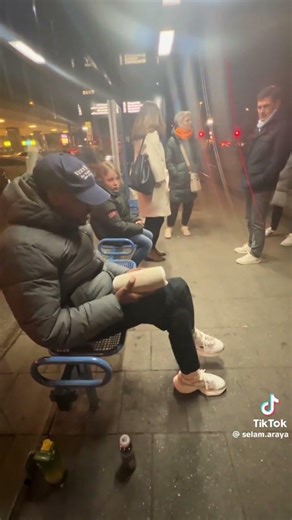 Selam Araya faz cover Another day in paradise do Phil Collins #coversong #philcollins #singing