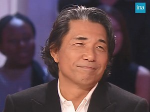🇯🇵🤝🥖 LE PLUS PARISIEN DES JAPONAIS ! Le grand styliste japonais Kenzō Takada raconte son histoire à Thierry Ardisson : l'école de mode à Tokyo, son arrivée en France dans les années 60, sa chambre de bonne à Clichy, sa rencontre avec Grace Jones, ses années Palace... En bonus, l'interview "Sans la bouche" de Kenzō Takada par Thierry Ardisson. Thierry Ardisson dans "Tout le monde en parle" | France 2 | 23/10/2008 | INA Arditube